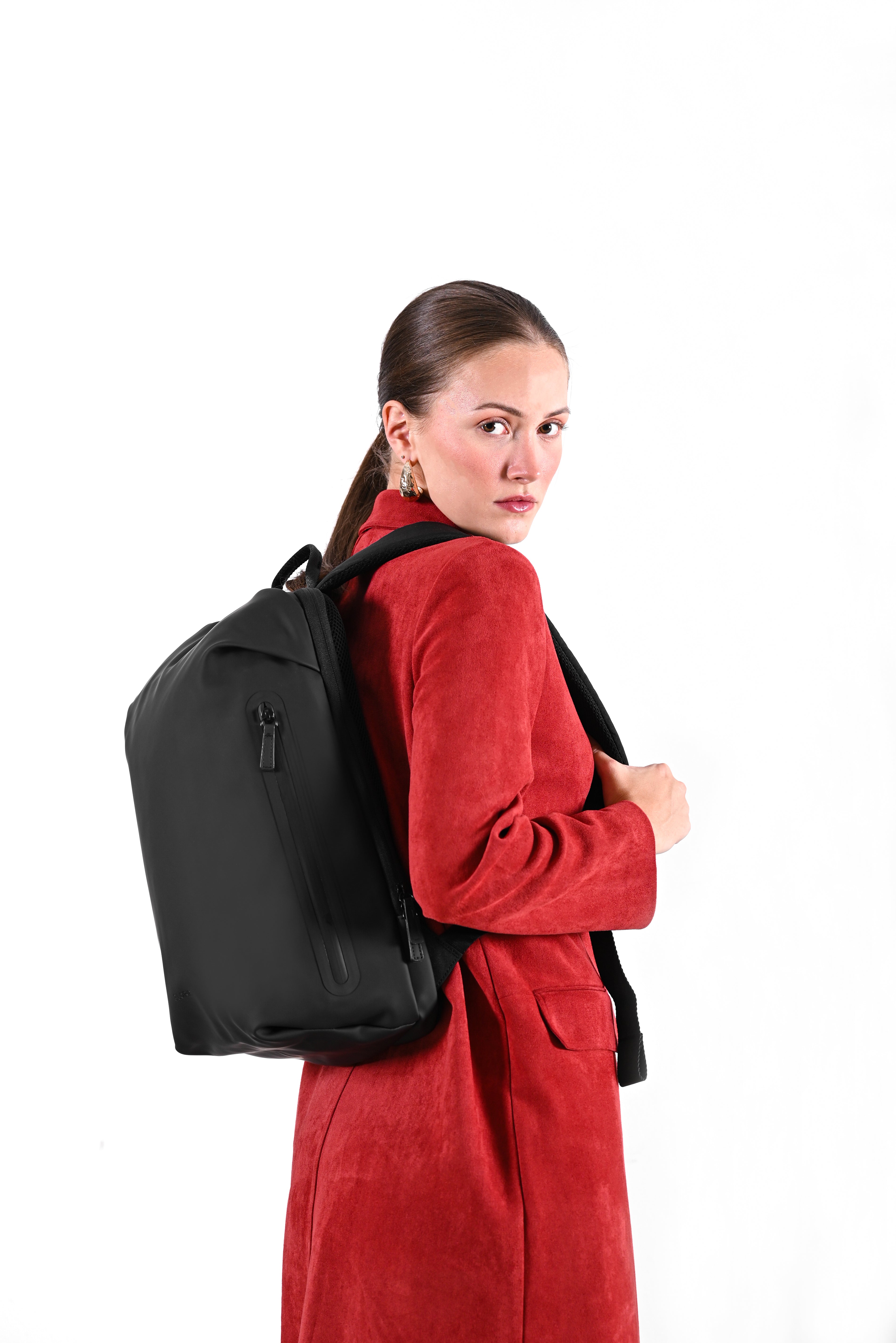eloria-como-backpack-black-on-model-side